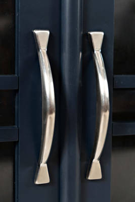 Granatowa komoda z przeszklonymi drzwiami Avola 127x82 cm